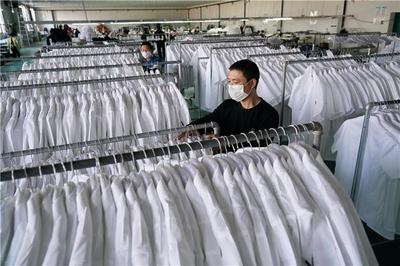河北巨鹿 扶貧“微工廠”馬力全開趕訂單，服裝產(chǎn)業(yè)托起穩(wěn)穩(wěn)的幸福